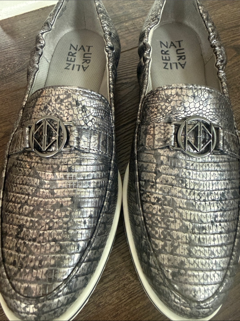 Naturalizer NWOT Metallic Silver Croc-Texture Slip-Ons 8 - Picture 3 of 9
